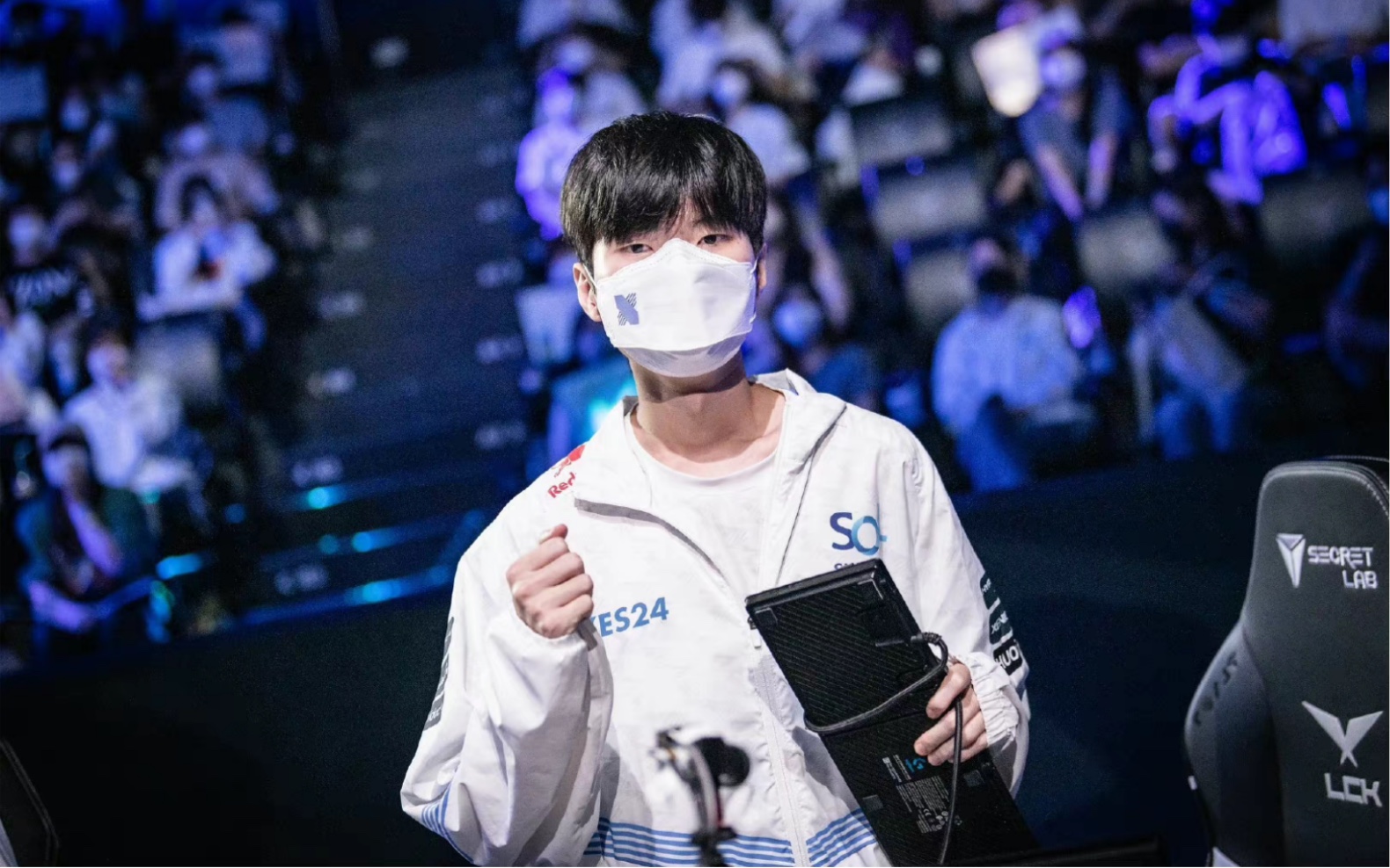 开云体育中国-DRX险胜HKA，Canyon线上压制力十足鏖战多局四强赛，让粉丝疯狂欢呼