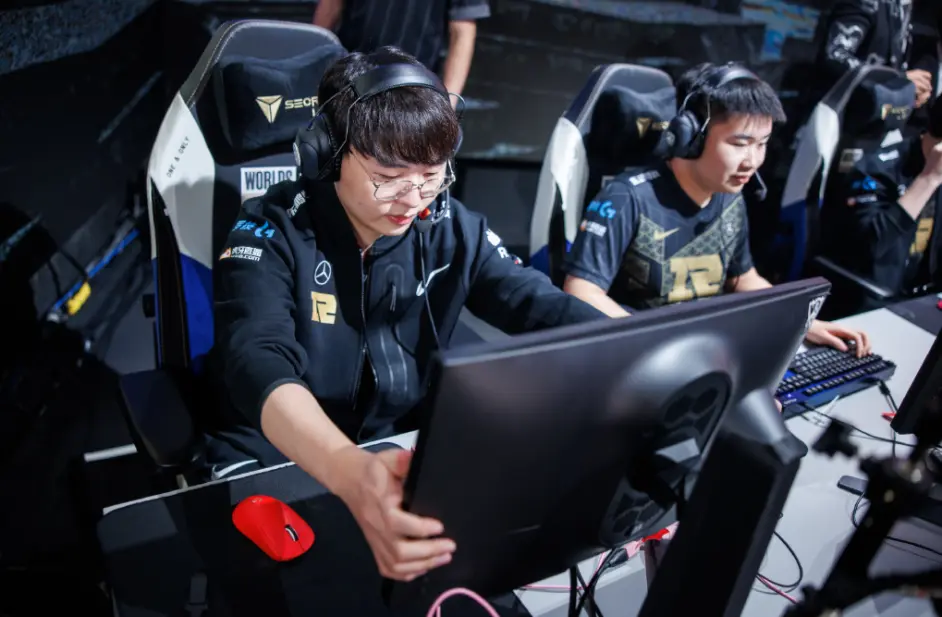 开云下载-DFM绝杀EG，Scout打出惊人五杀宿敌对决成都决赛之夜，引爆全场热议