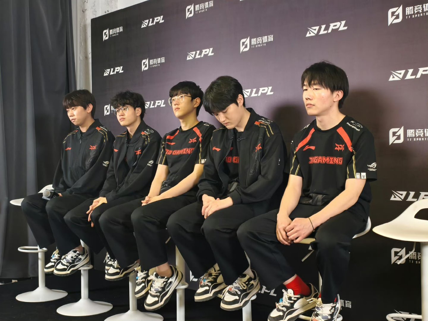 JDG绝杀G2,ShowMaker团战一打五激烈交锋全球总决赛,留下经典瞬间 JDG绝杀G2,ShowMaker团战一打五激烈交锋全球总决赛,留下经典瞬间